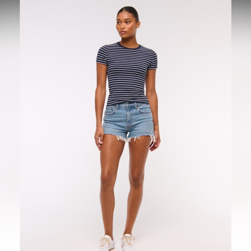 NWOT Abercrombie High Rise Mom Short